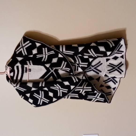 new directions Sweaters - New Directions Black & White Sleeveless Sweater Cardigan